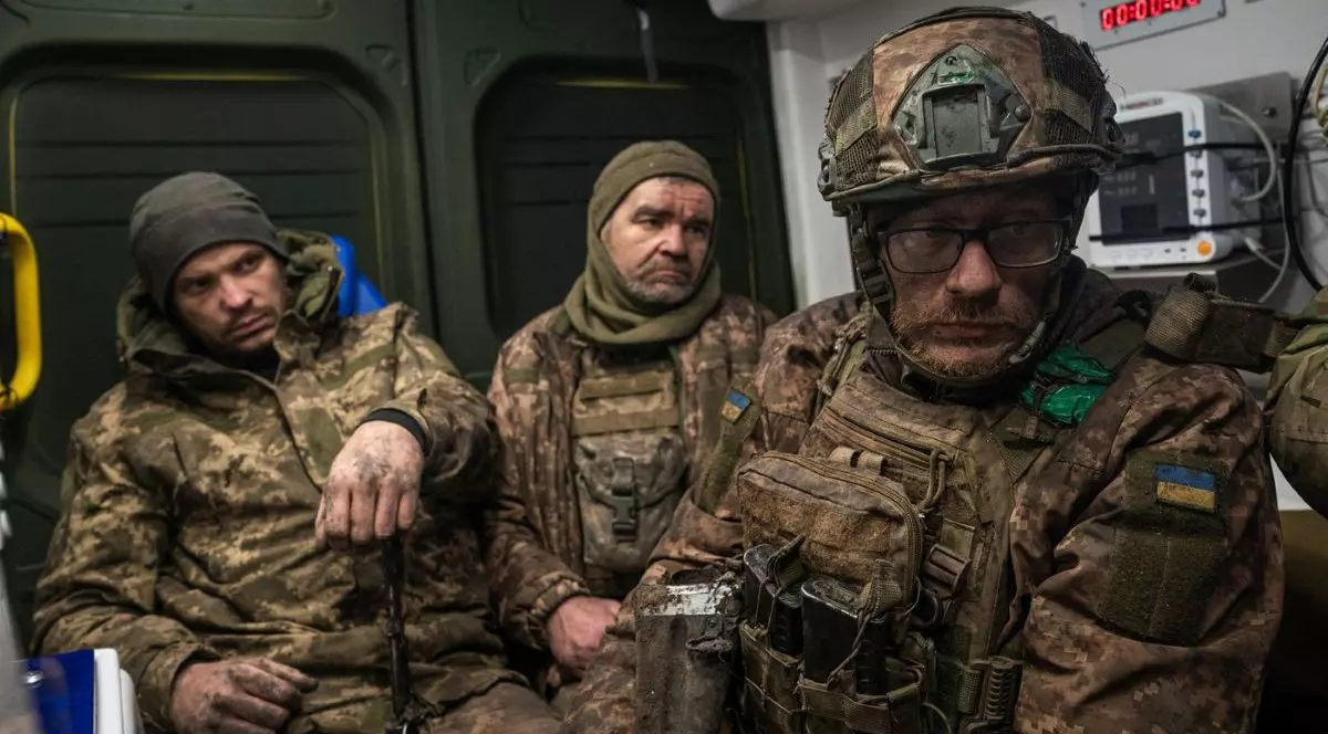 Soldați ucraineni răniți ajutați de medicii Brigăzii 3 de Asalt să ajungă într-un loc sigur. Acești trei soldați sunt extrem de îngrijorați, camarazii lor rămânând pe front