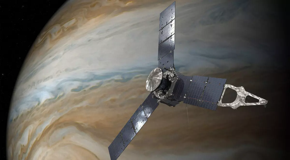 Ilustrație NASA care prezintă sonda Juno pe orbita lui Jupiter.