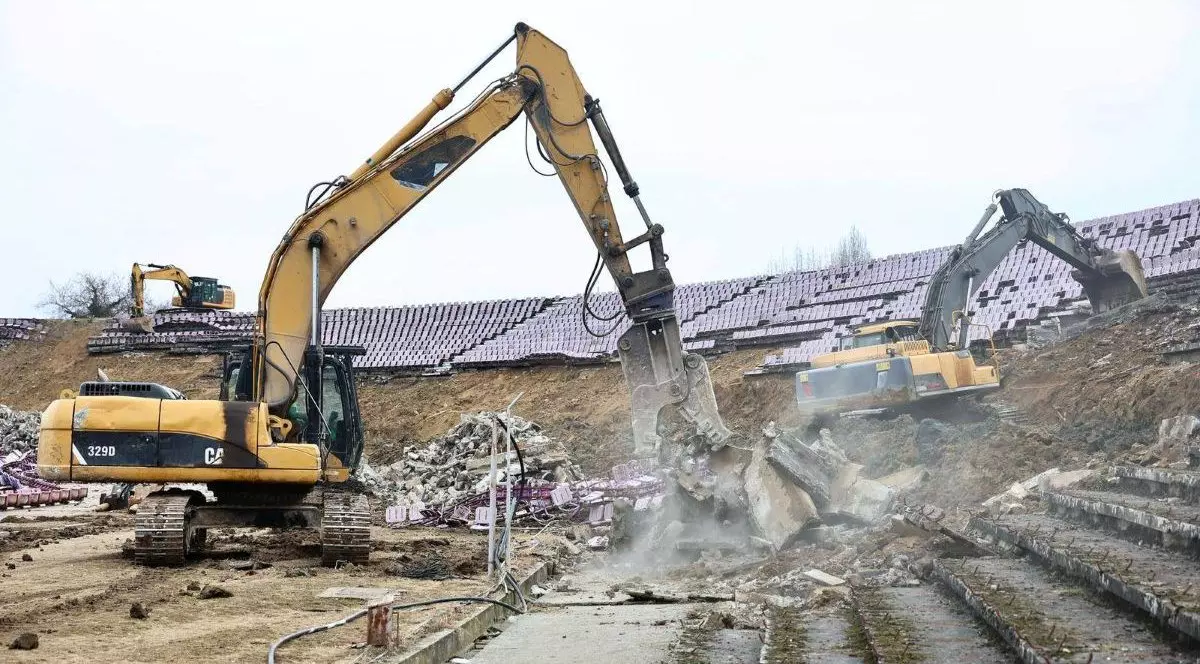 Un utilaj intervine pe stadionul din Timișoara, care urmează să fie demolat