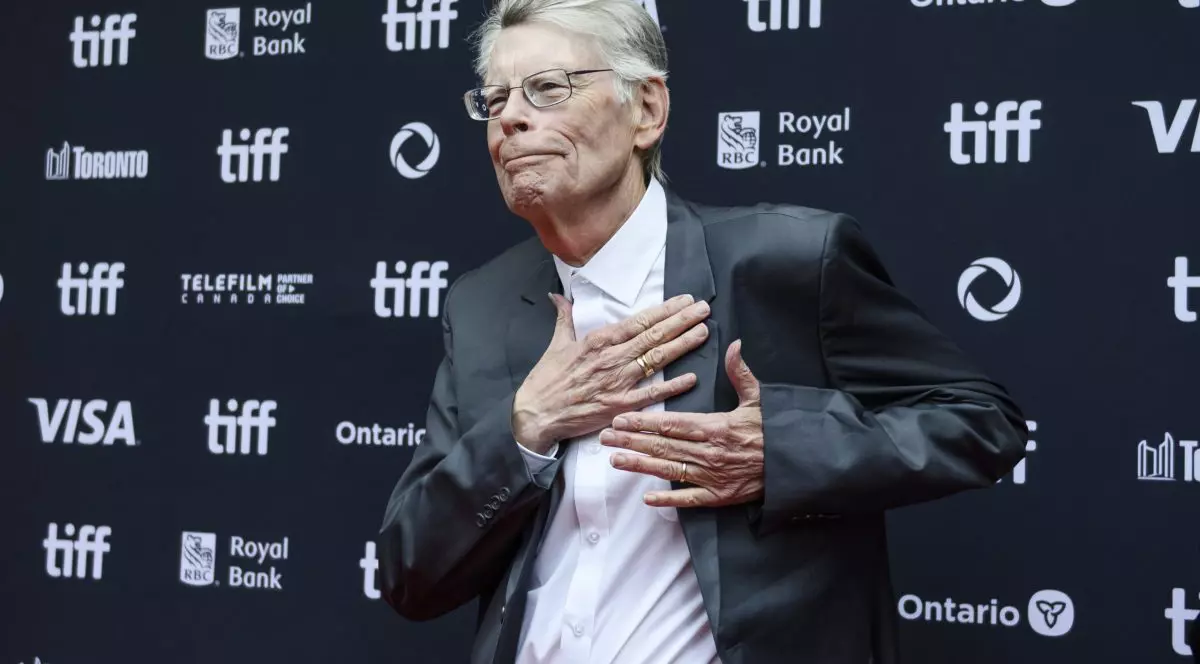 Stephen King duce mâna la inimă pe covorul roșu la festivalul de film TIFF.