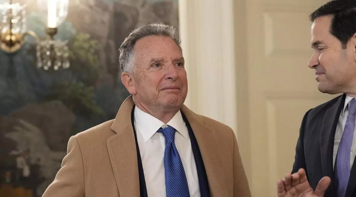 Steve Witkoff (în prim-plan), aplaudat de secretarul de stat Marco Rubio, la Casa Albă, după eliberarea profesorului Marc Fogel Foto: Profimedia