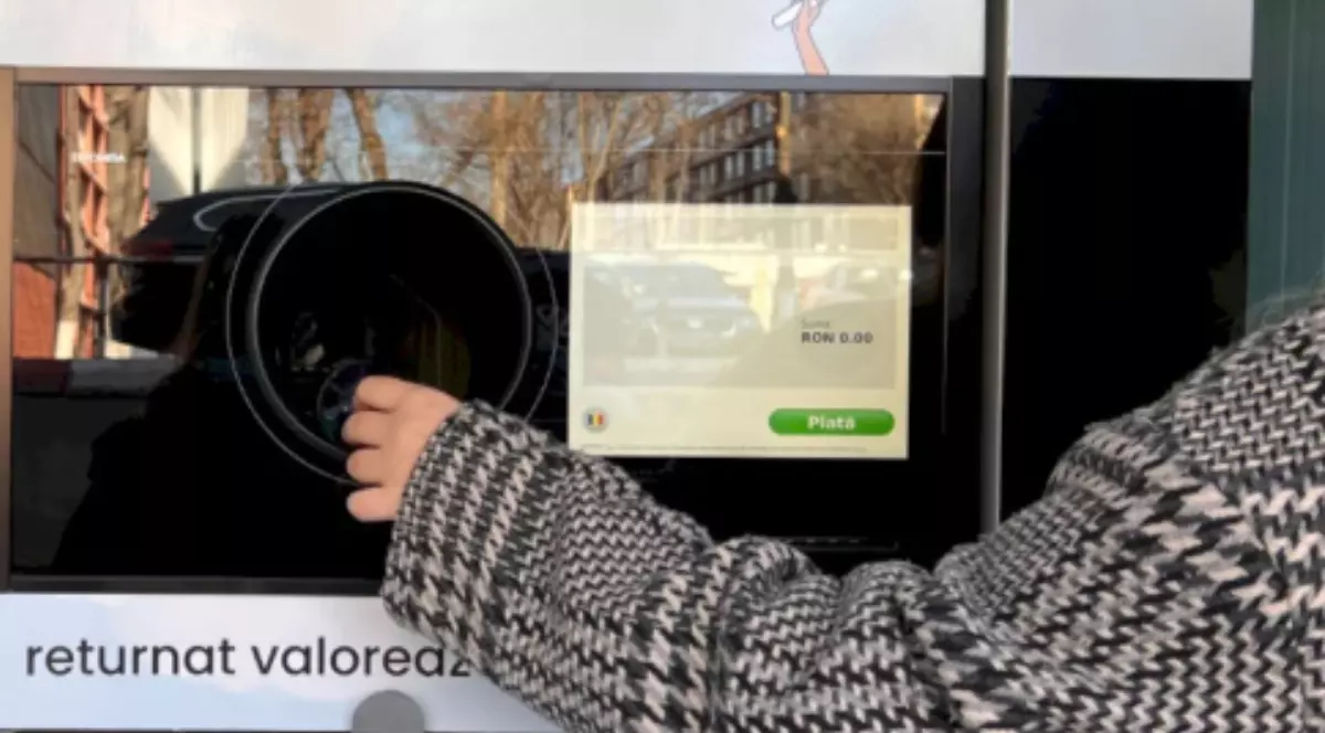 O studentă care returnează o sticlă