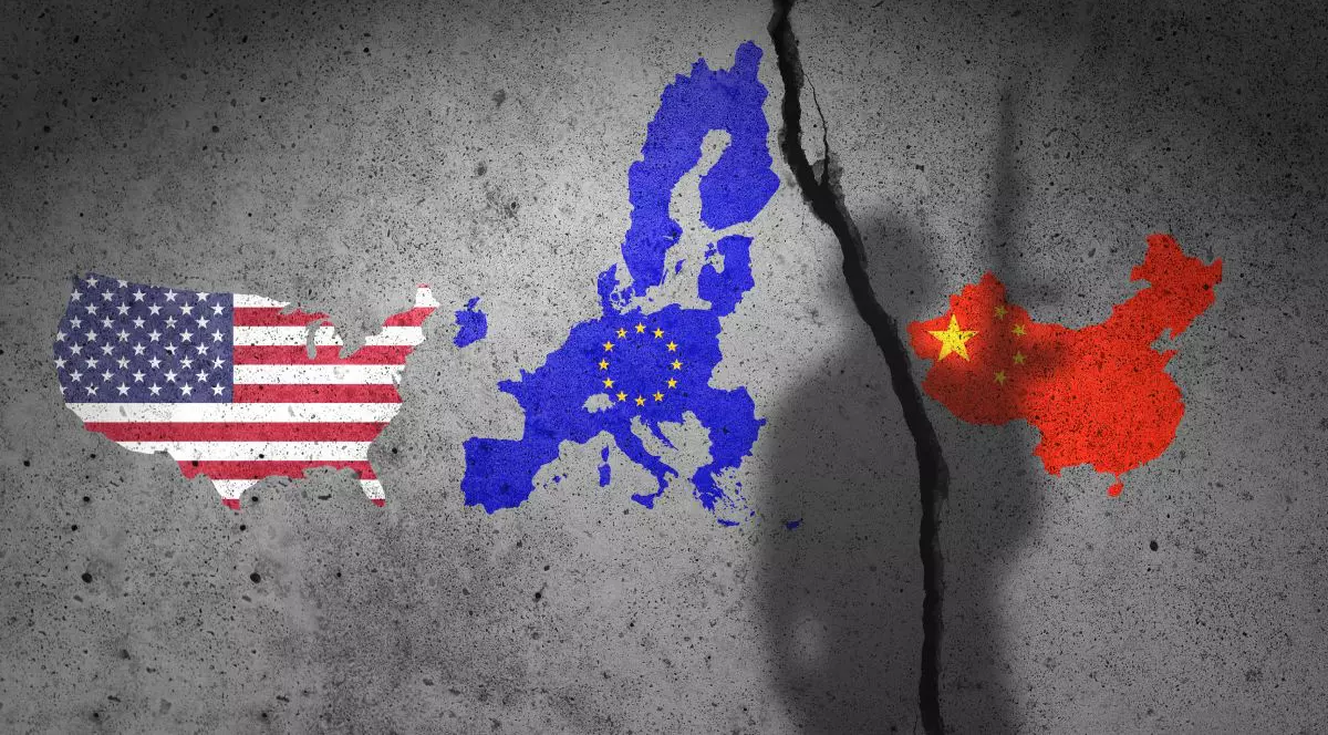 Harta steagurilor SUA, UE și Chinei pictată pe un perete crăpat cu umbra unui soldat.