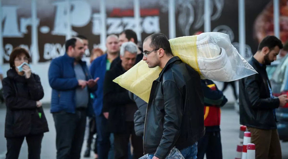 Cumpărători în fața unui supermarket din Sofia. Imagine cu caracter ilustrativ Foto: Profimedia
