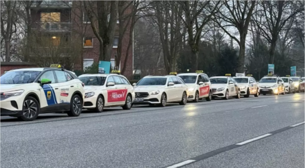Sute de taxiuri au blocat o bandă pe o stradă din Hamburg