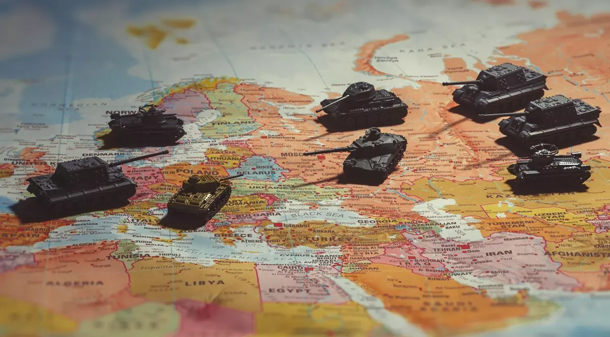 Tancuri de jucărie așezate pe hartă.