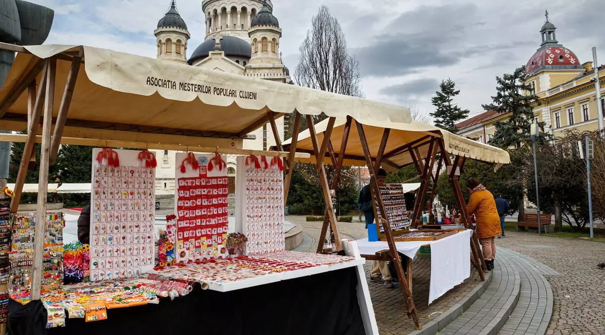 Tarabă cu mărțișoare fotografiată în Cluj-Napoca