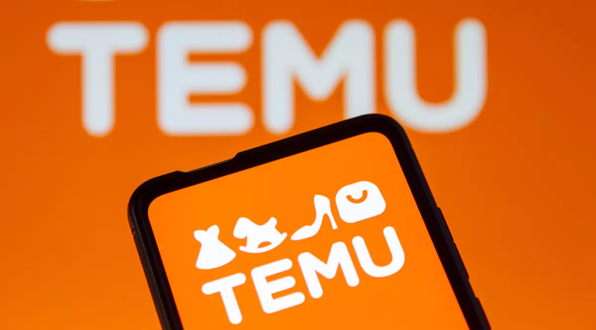 În imagine este ilustrat logo-ul Temu pe un fundal portocaliu