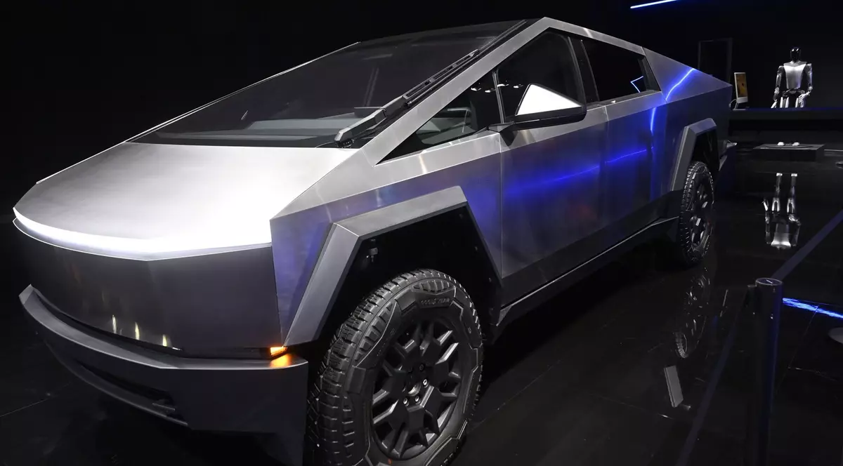 Un autoturism electric Tesla Cybertruck Gri, în cadrul unui salon de prezentare de la Bruxelles.