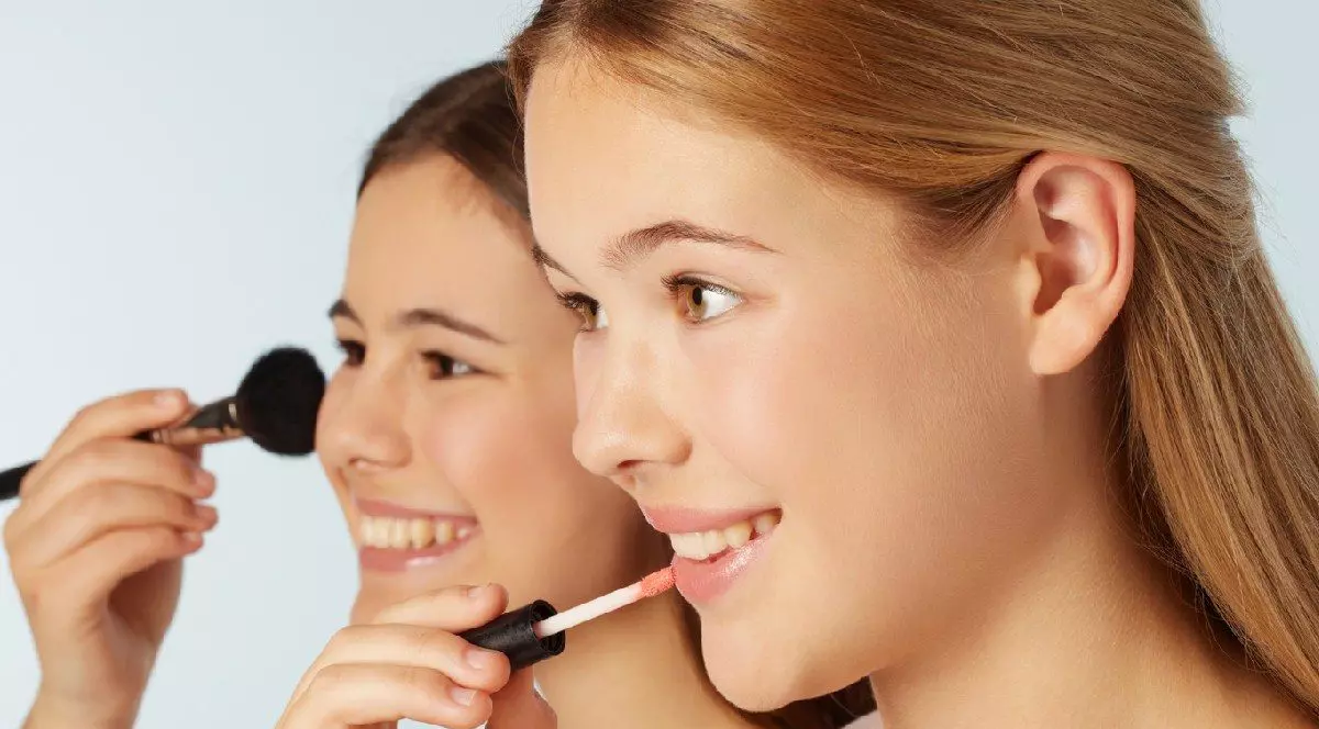 Fete tinere care se machiază