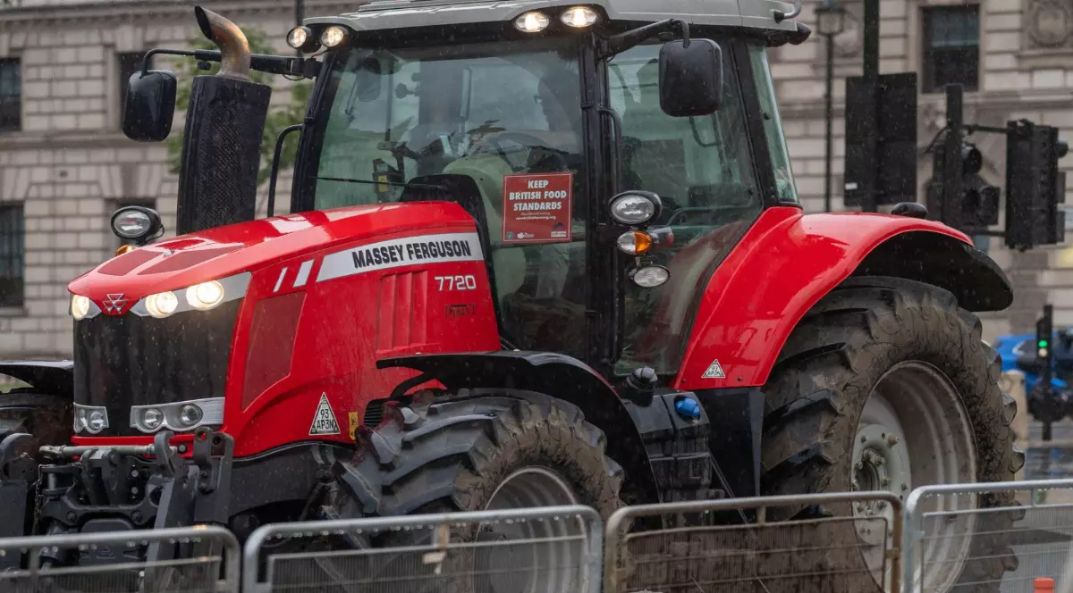 tractor Massey Fergusonn roșu, model de prezentare