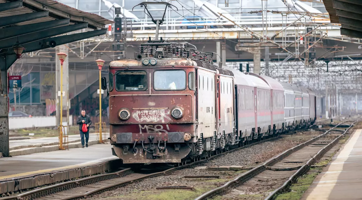 tren-gara-de-nord-bucuresti-shutterstock2546601673