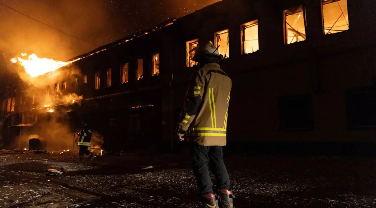 28 ianuarie 2025, Harkiv, Ucraina: Unul dintre pompieri stinge un incendiu după un atac rusesc asupra unei fabrici civile din Harkov