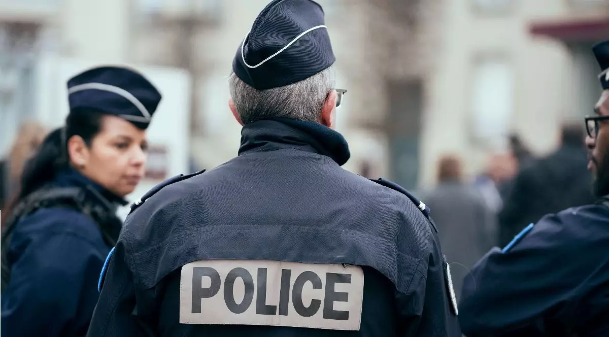 politist intors cu spatele, pe geaca sa scrie POLICE