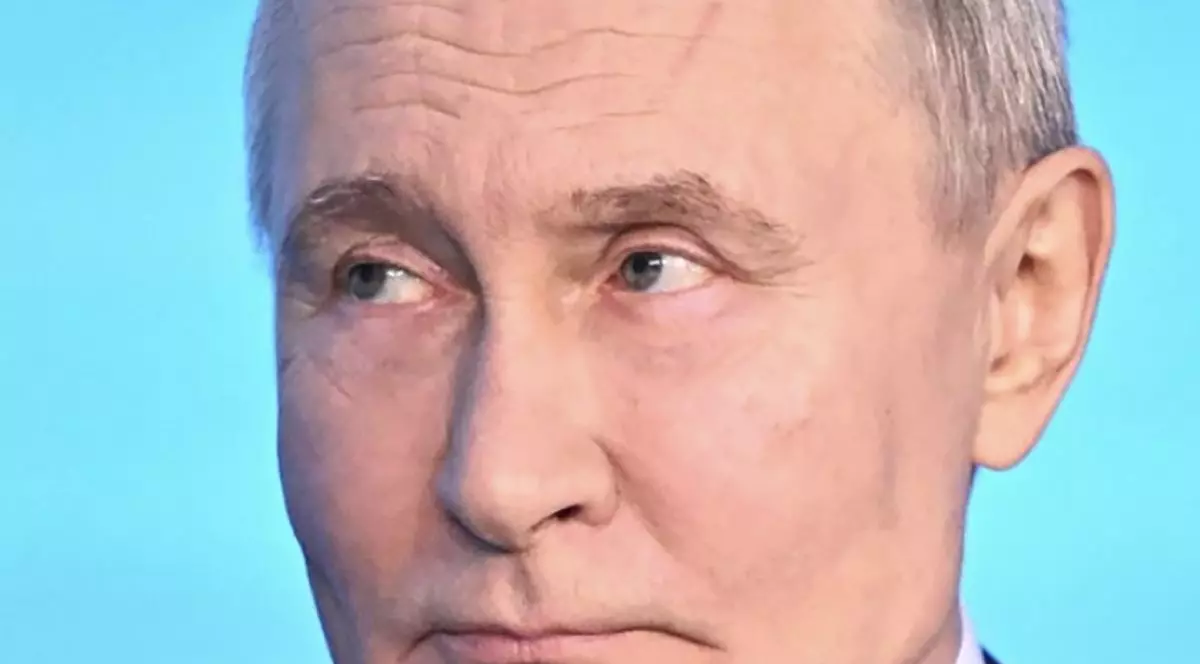 Prim plan președintele rus Valdimir Putin cu un semn pe frunte