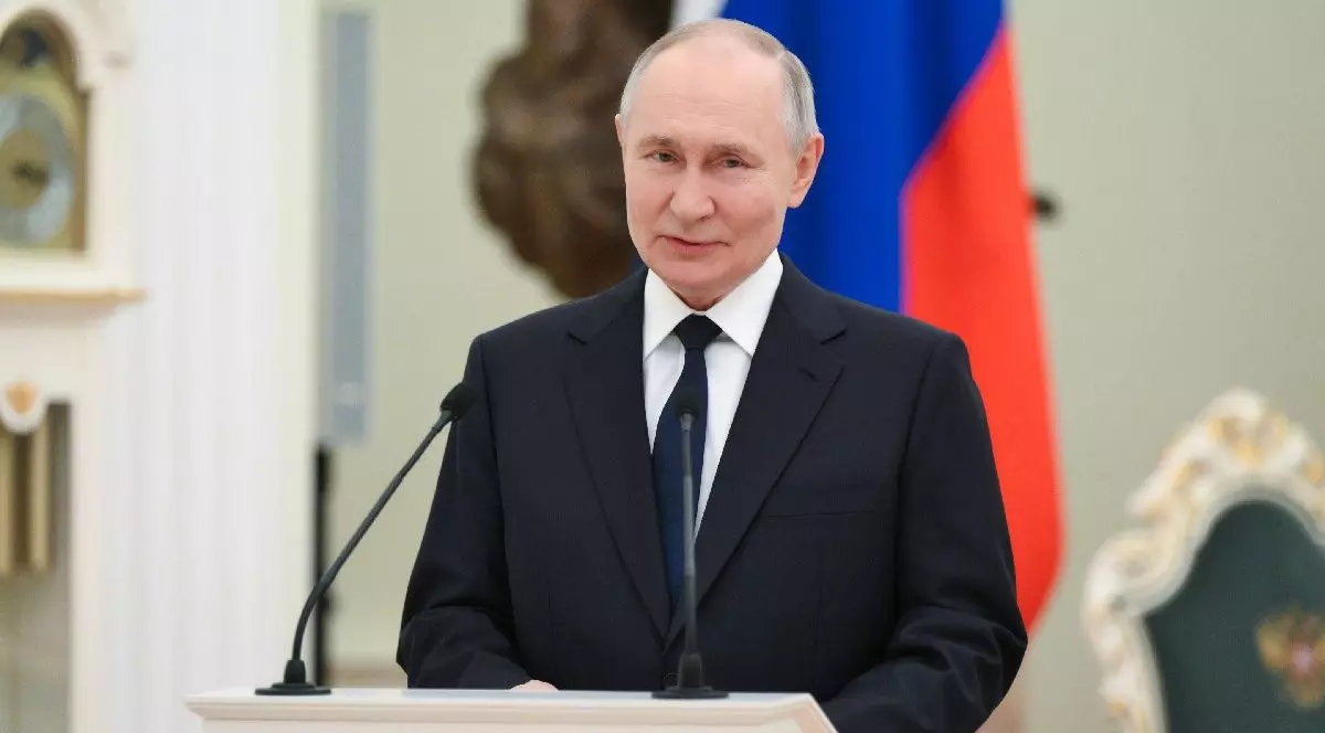 Președintele rus Vladimir Putin vorbește în timpul unei ceremonii de prezentare a Premiilor prezidențiale 2024 în domeniul științei și inovării pentru tinerii cercetători la Kremlinul din Moscova, Rusia.