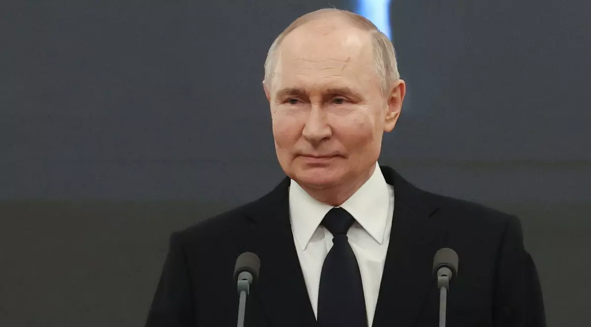 Vladimir Putin vorbește în timpul unui concert în memoria primului primar al orașului Sankt Petersburg, Anatoly Sobchak.