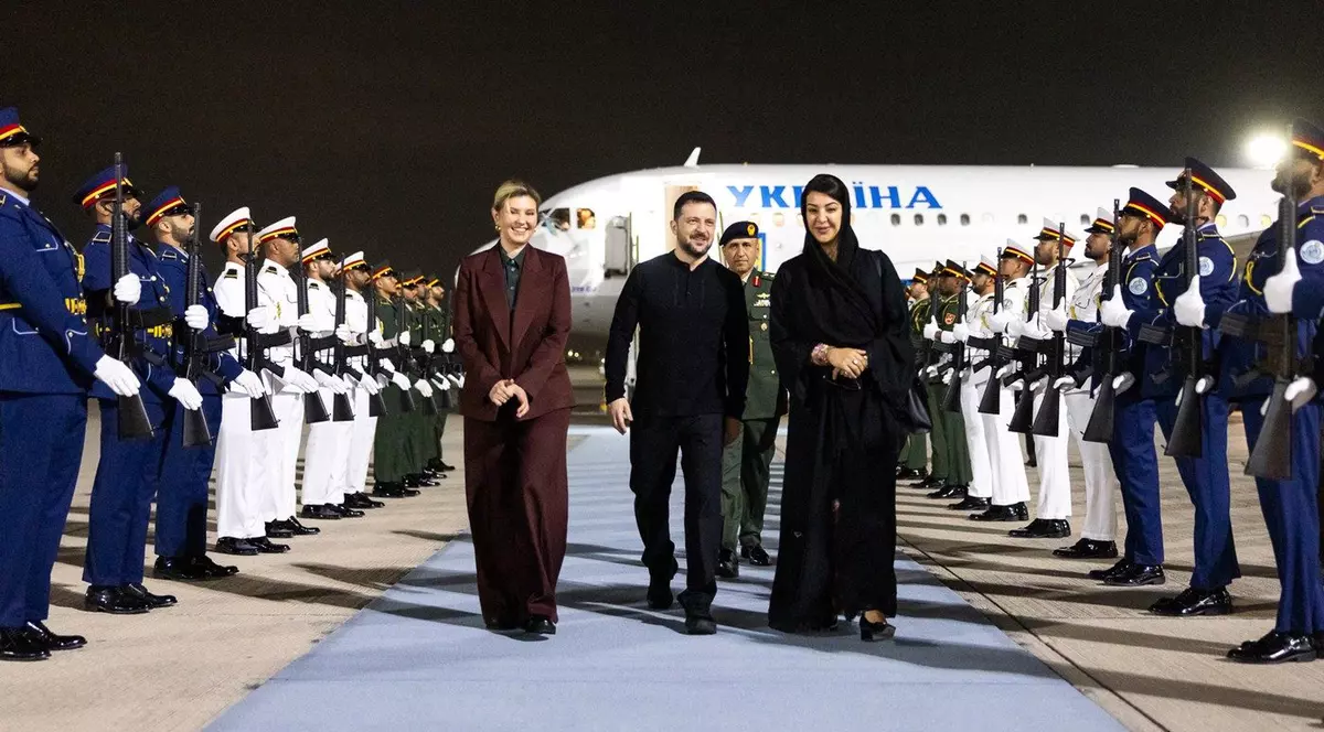 Volodimir Zelenski și soția sa Olena, întâmpinați pe aeroport de ministrul de stat pentru cooperare internațională Reem Al Hashimi Foto: Profimedia