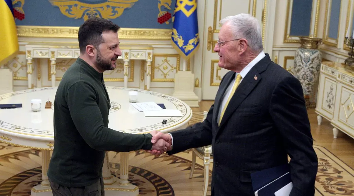 Volodimir Zelenski (stânga) dă mâna cu Keith Kellogg Foto: Profimedia