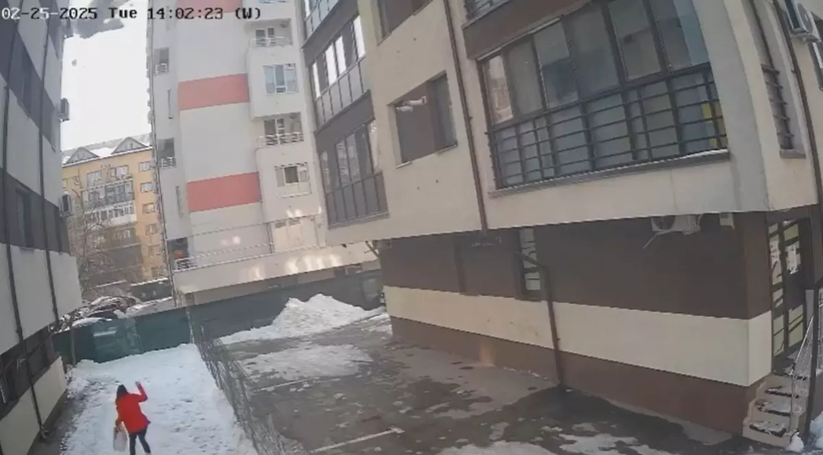 Femeia ucisă de o bucată de gheață desprinsă de pe un bloc, cu puțin timp înaintea tragediei. FOTO: Captură video