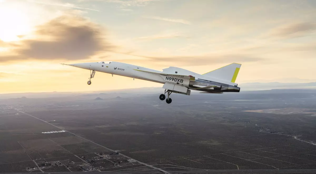 Avionul supersonic de test, XB-1, în timpul zbourlui, cu apusul soarelui pe fundal.