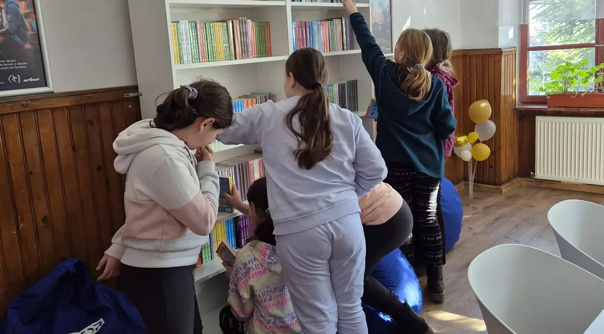 Trei școli cu 2000 de elevi au primit o donație de cărți de la Aktor România
