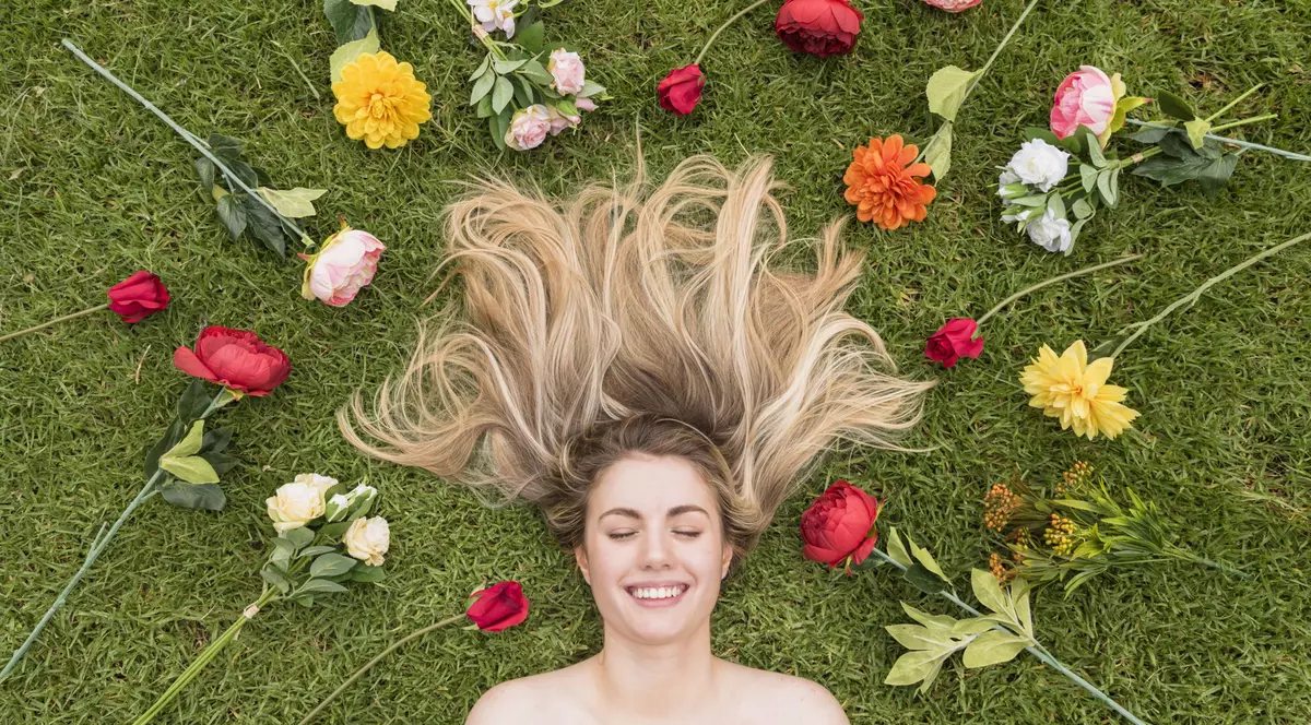 Accesoriul pe care femeile ar trebui să-l poarte în păr pe 8 martie