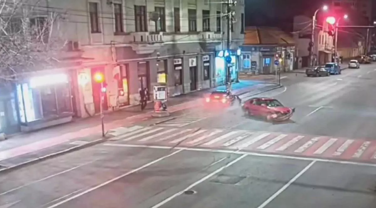 Accident in Cluj două mașini lovesc un stâlp noaptea, Foto: captură video