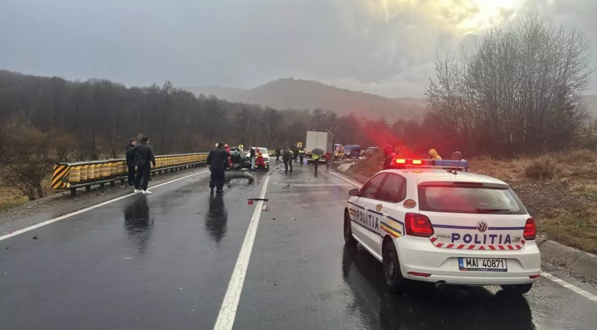 Accident cu doi morți pe D1, după ce un TIR a spulberat două mașini. FOTO: IPJ Brașov