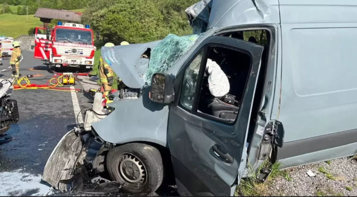 O camionetă gri lovită în urrma unui accident rutier, are geamul spart, iar la fața locului au ajuns pompierii și ambulanța, Austria, 11 mai 2024