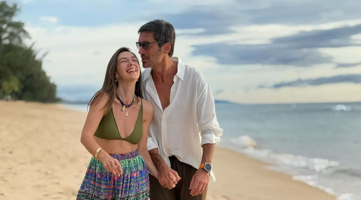 Cum au fost surprinși Adela Popescu și Radu Vâlcan în Thailanda, unde se filmează „Insula Iubirii”. „M-a scos în sat”