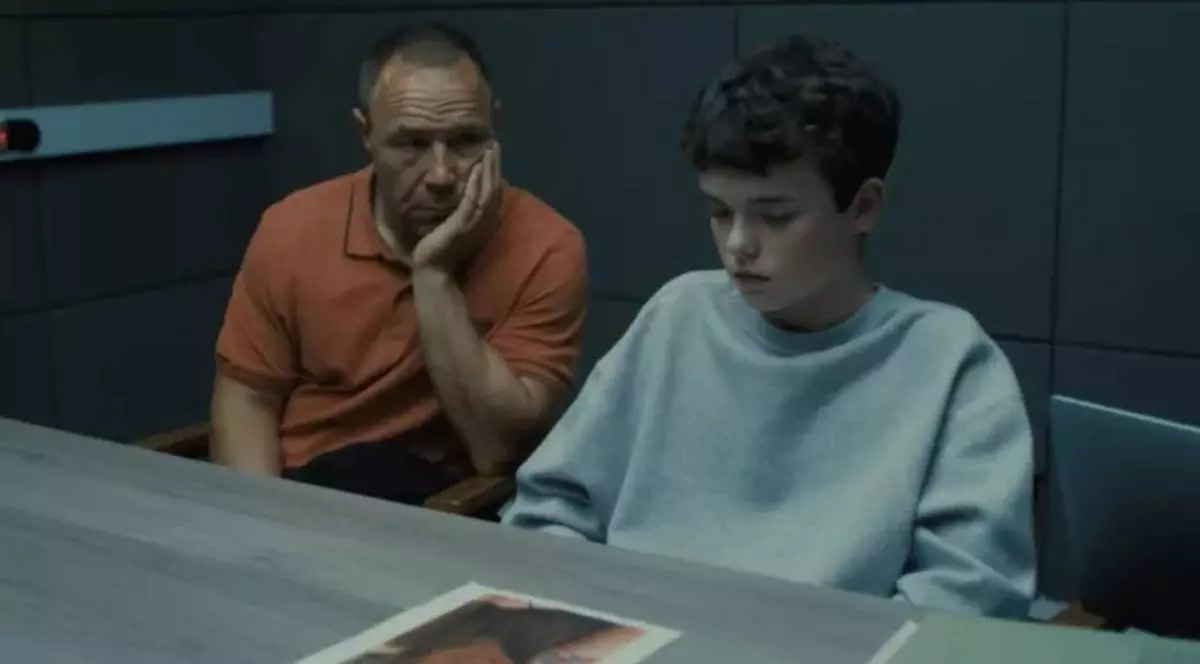 fotografie cu un tanar alaturi de tatal sau in timpul interogatoriului. tatal se uita ingrijorat spre copil