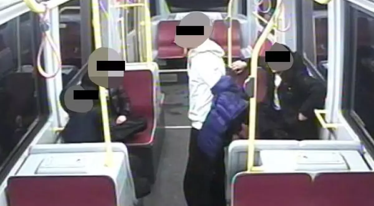 Tinerii suspectați, fotografiați într-un autobuz, la Viena