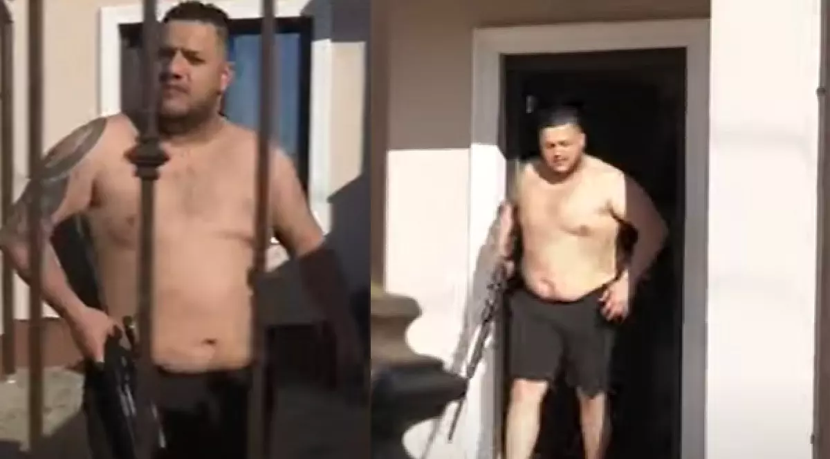 un bărbat pe jumătate dezbrăvcat cu o armă de jucărie în mână