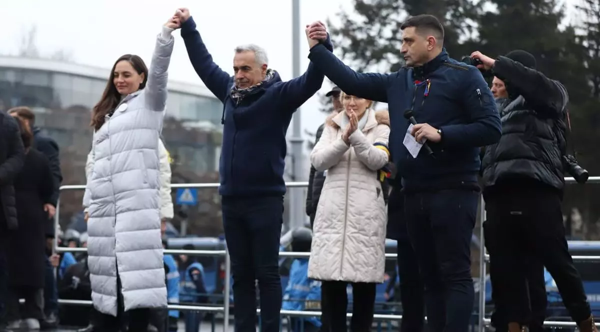 Anamaria Gavrilă (stânga), Călin Georgescu (în mijloc) și George Simion (dreapta) surprinși pe o scenă