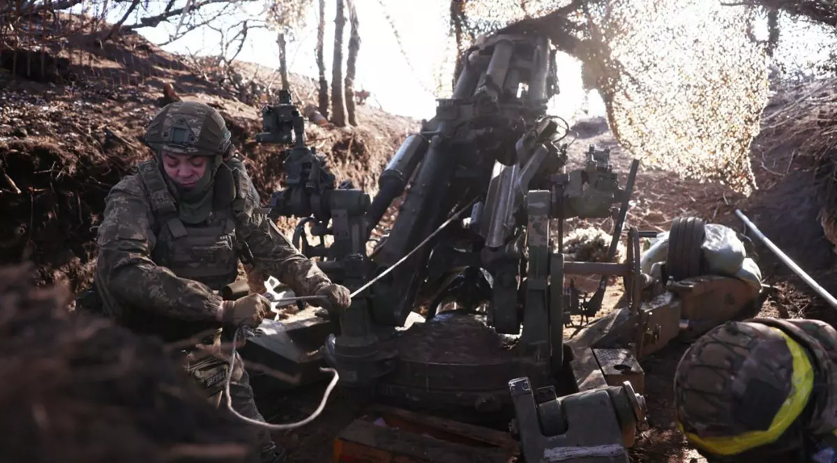 Artileriști ucraineni din Brigada 148 Artilerie Separată Zhytomyr operează lângă un obuzier american M777 pe o poziție de luptă în direcția Kurakhove, regiunea Donețk, 8 februarie 2025