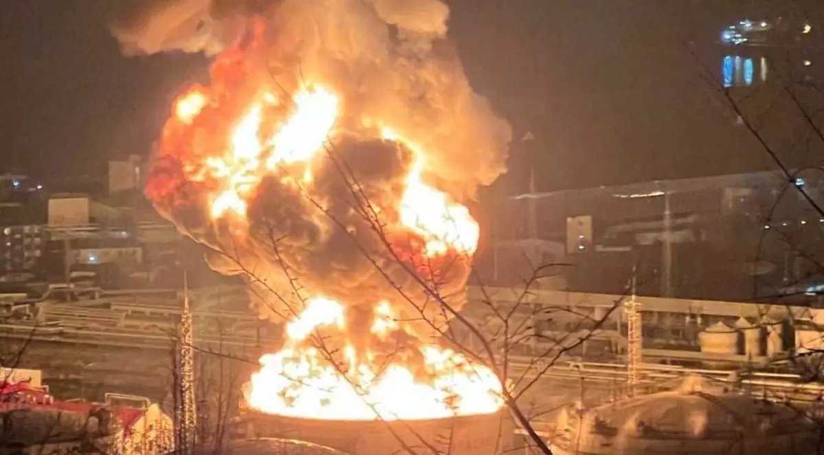 Rezervor de stocare a benzinei cuprins de flăcări - rafinăria Tuapse