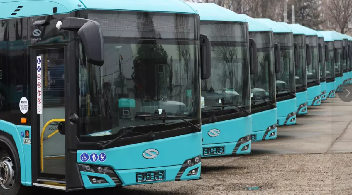 În imagine sunt ilustrate mai multe autobuze de culoare turcoaz