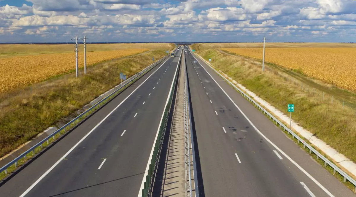 Autostradă și cerul albastru cu nori albi din România