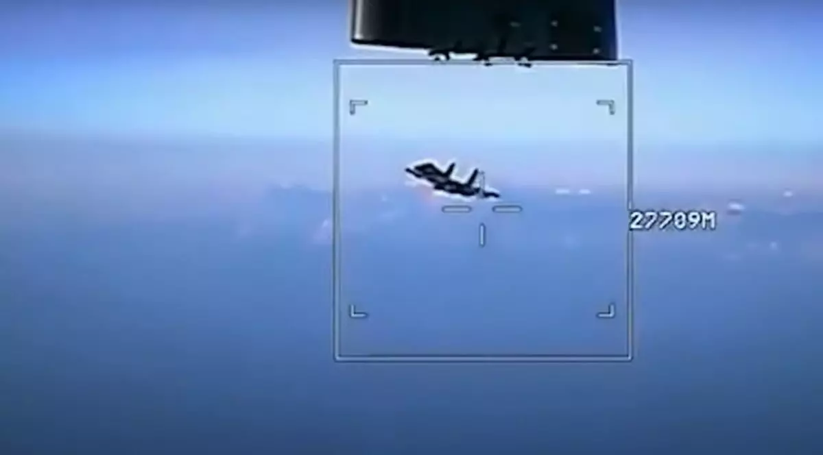 Momentul în care un avion de vânătoare rusesc Su-35 face manevre periculoase lângă o dronă franceză