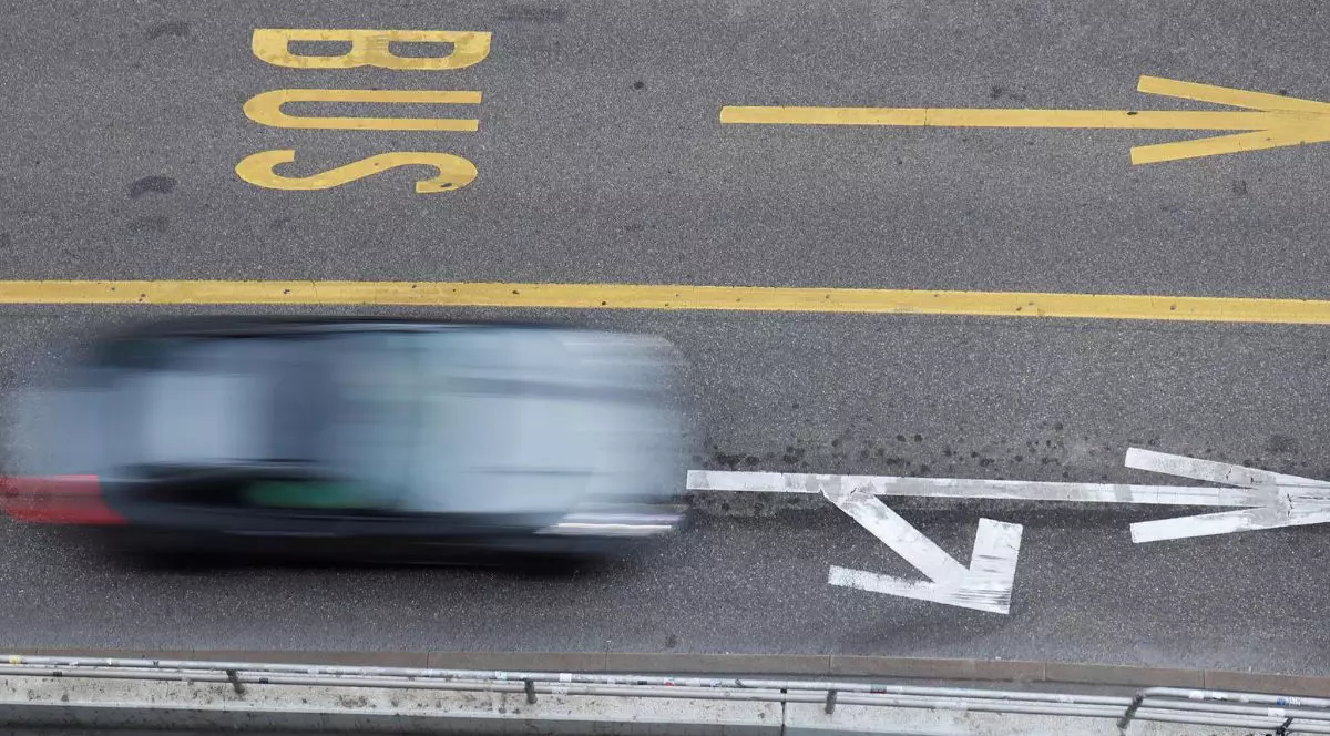 Banda pentru autobuze, marcată prin linii de delimitare a carosabilului galbene și textul „BUS” scris cu galben pe șosea