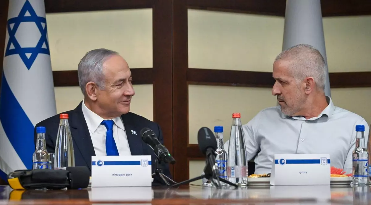 Benjamin Netanyahu (stânga) și Ronen Bar, directorul destituit al Shin Bet Foto: Hepta
