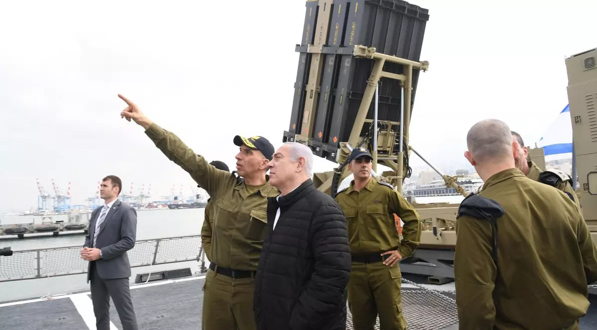 Benjamin Netanyahu (primul din centrul imaginii), surprins în timp ce discută cu amiralul în rezervă Eli Sharvit Foto: Hepta