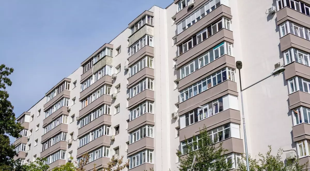 Un bloc vechi din București, renovat, cu geamuri termopane și balcoane închise. Foto: Shutterstock
