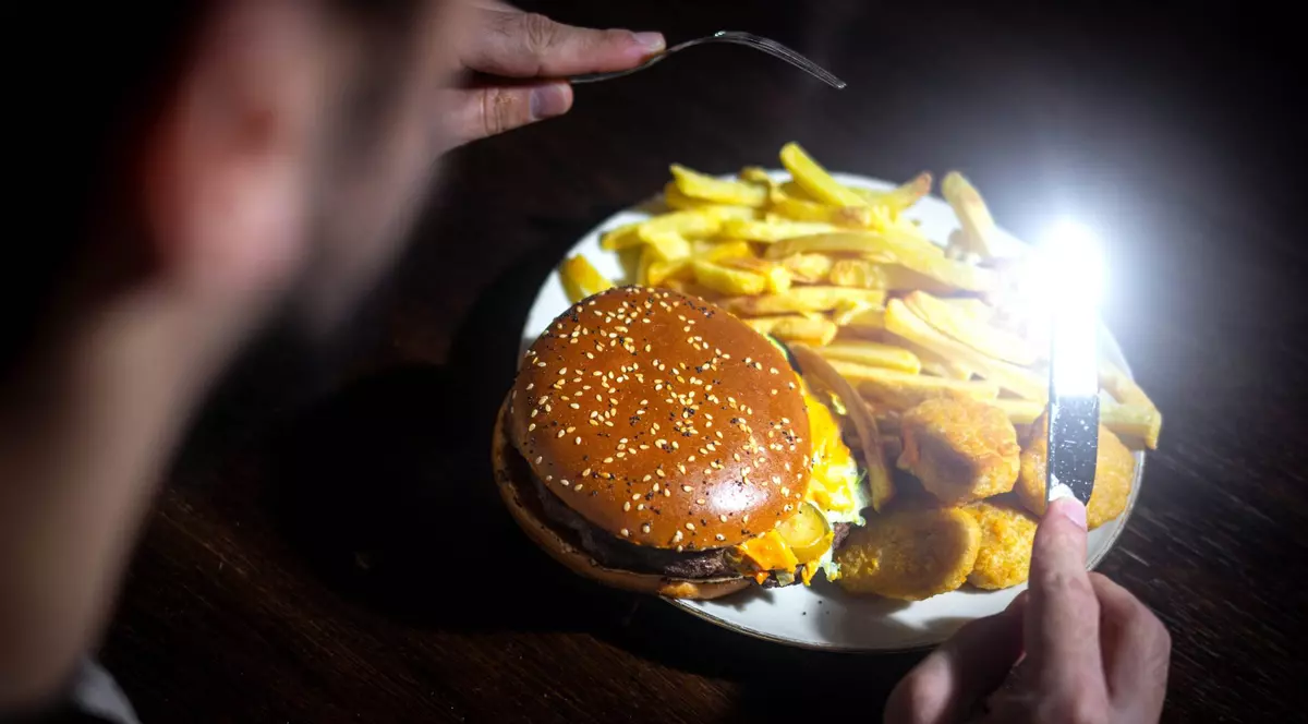 Un burger cu cartofi prăjiți. FOTO: Profimedia.