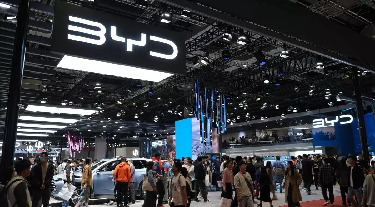 showroom masini electrice byd china. oameni care sunt in miscare sau care studiaza parti ale masiniilor