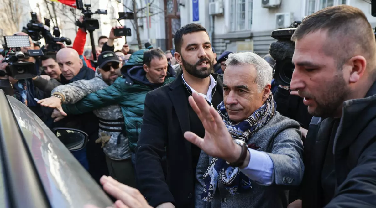 Călin Georgescu pleacă de la Judecătoria Sectorului 1. El își salută susținătorii, 5 martie 2025
