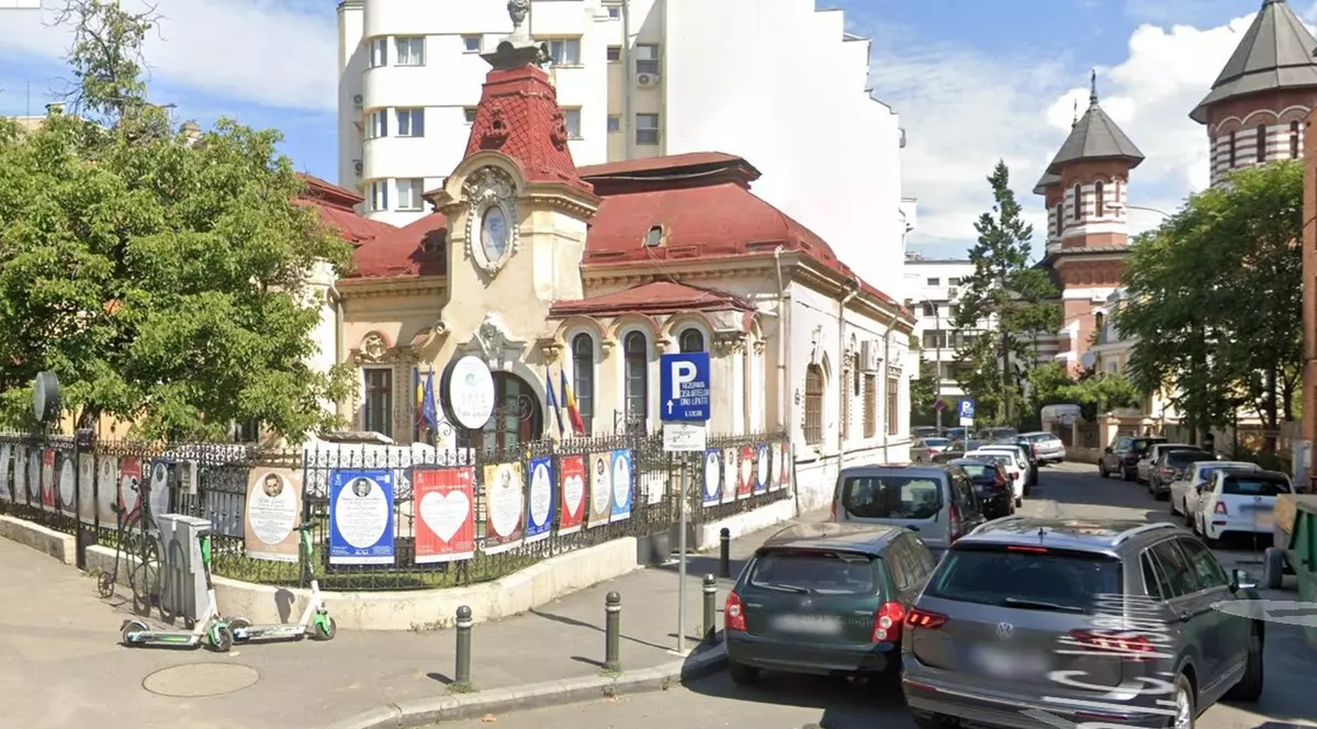 Casa lui Dinu Lipatti este lângă Piața Romană, pe Bulevardul Lascăr Catargiu nr. 12 (fost Bulevardul Ana Ipătescu) și a fost construită în 1902