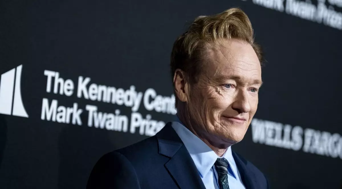 Conan O'Brien sosește pe covorul roșu pentru o ceremonie de primire a celui de-al 26-lea premiu Mark Twain pentru premiile de umor american la Centrul Kennedy pentru Artele Spectacolului din Washington DC, duminică, 23 martie 2025. Fotografie de /UPI