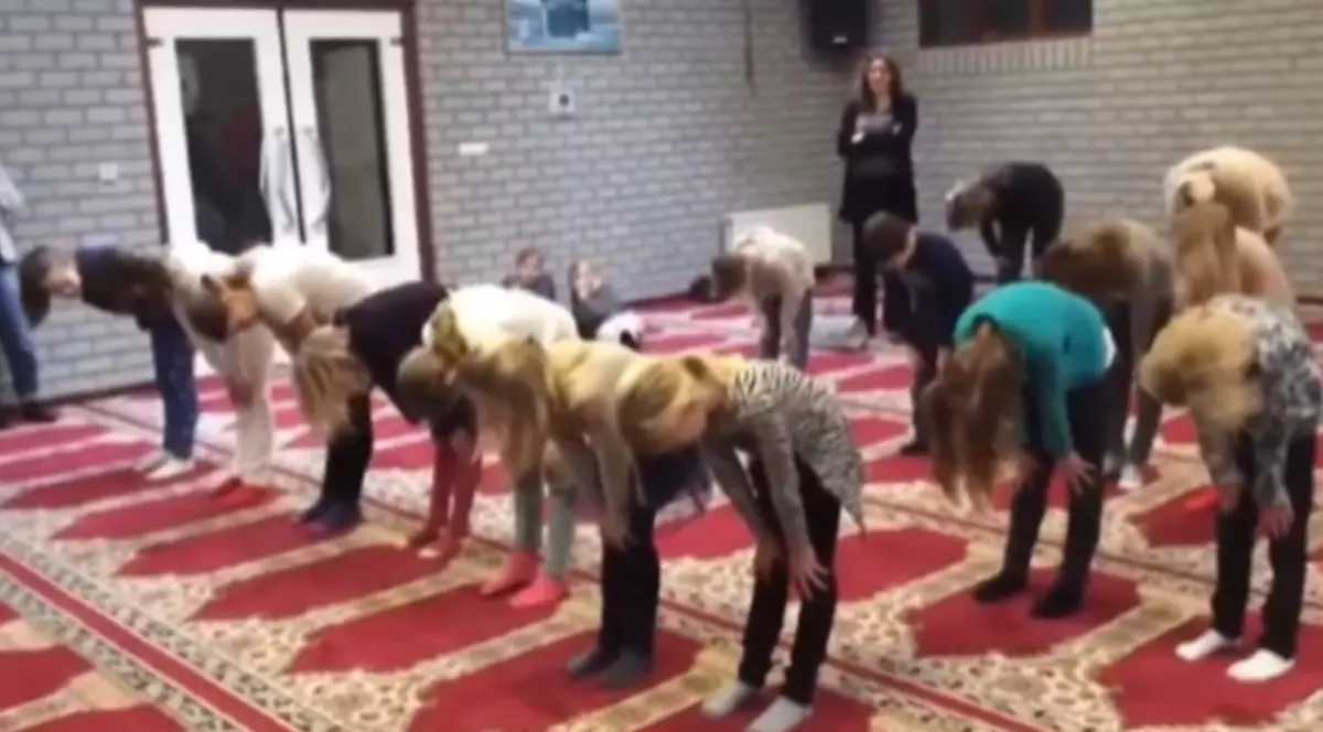 Mai mulți copii apar într-o moschee, în timp ce imită gesturile de rugăciune ale musulmanilor, în Olanda